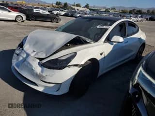 ✅ 2022 Tesla Model 3 • VIN: 5YJ3E1EA7NF122028 • Lot: 89657575. Wystawiony na Copart z przebiegiem 61 817 mil. Bezpłatny archiwum sprzedaży aukcyjnych z USA i szczegółowy raport historii pojazdu na DreamBid. Zdjęcie 1.