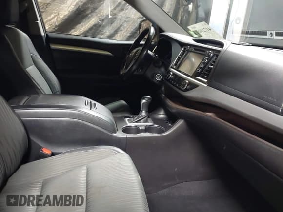 ✅ 2018 Toyota Highlander LE • VIN: 5TDBZRFH4JS820340 • Lot: 41221682. Wystawiony na IAAI z przebiegiem 121 243 mil. Bezpłatny archiwum sprzedaży aukcyjnych z USA i szczegółowy raport historii pojazdu na DreamBid. Zdjęcie 5.