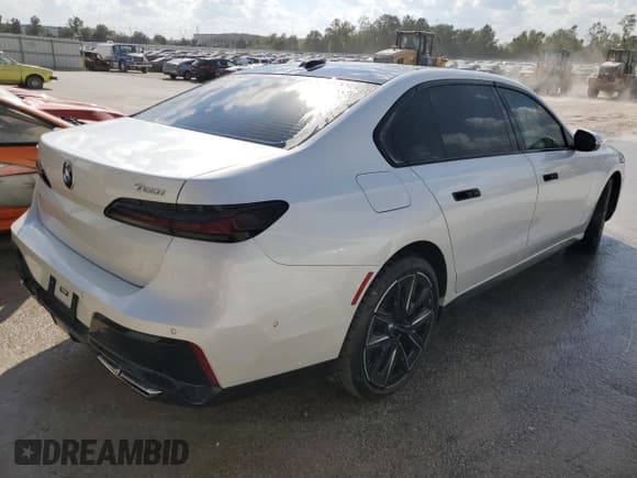 ✅ 2023 BMW 7 Series 760i xDrive • VIN: WBA33EJ06PCL49704 • Лот: 76090314. Опубликован ранее на Copart с пробегом 27 123 миль. Бесплатный доступ к архиву аукционных продаж из США и подробный отчёт об истории автомобиля на DreamBid. Изображение 3.