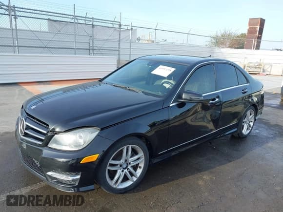 ✅ 2014 Mercedes-Benz C 250 Sport • VIN: WDDGF4HB5EA933412 • Lot: 41937278. Wystawiony na IAAI z przebiegiem 110 016 mil. Bezpłatny archiwum sprzedaży aukcyjnych z USA i szczegółowy raport historii pojazdu na DreamBid. Zdjęcie 2.