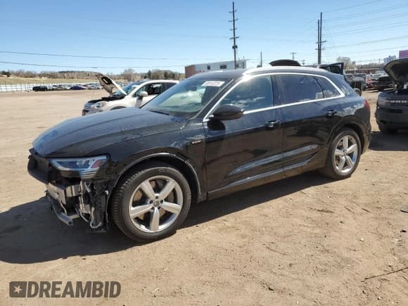 ✅ 2019 Audi e-tron Premium Plus • VIN: WA1LABGE6KB014901 • Лот: 50910225. Опубликован ранее на Copart с пробегом 46 322 миль. Бесплатный доступ к архиву аукционных продаж из США и подробный отчёт об истории автомобиля на DreamBid. Изображение 1.