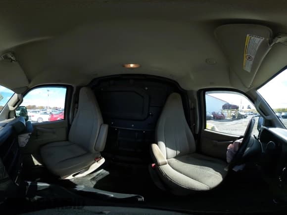 ✅ 2018 GMC Savana Cargo • VIN: 1GTW7AFG7J1322999 • Лот: 43589991. Опубликован ранее на IAAI с пробегом 105 777 миль. Бесплатный доступ к архиву аукционных продаж из США и подробный отчёт об истории автомобиля на DreamBid. Изображение 18.