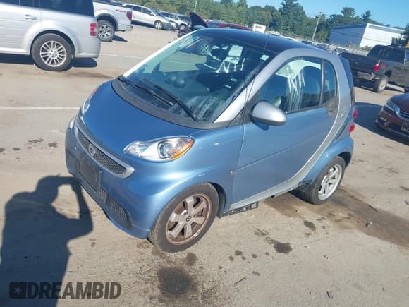 ✅ 2013 Smart fortwo Pure • VIN: WMEEJ3BA3DK693314 • Lot: 43107016. Wystawiony na IAAI z przebiegiem 84 397 mil. Bezpłatny archiwum sprzedaży aukcyjnych z USA i szczegółowy raport historii pojazdu na DreamBid. Zdjęcie 2.