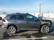 ✅ 2023 Toyota RAV4 XLE • VIN: 2T3W1RFV3PW247789 • Lot: 43631766. Wystawiony na IAAI z przebiegiem 41 846 mil. Bezpłatny archiwum sprzedaży aukcyjnych z USA i szczegółowy raport historii pojazdu na DreamBid. Zdjęcie 14.