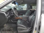 ✅ 2017 Chevrolet Suburban Premier • VIN: 1GNSKJKC9HR260217 • Lot: 76479794. Wystawiony na Copart z przebiegiem 132 941 mil. Bezpłatny archiwum sprzedaży aukcyjnych z USA i szczegółowy raport historii pojazdu na DreamBid. Zdjęcie 7.