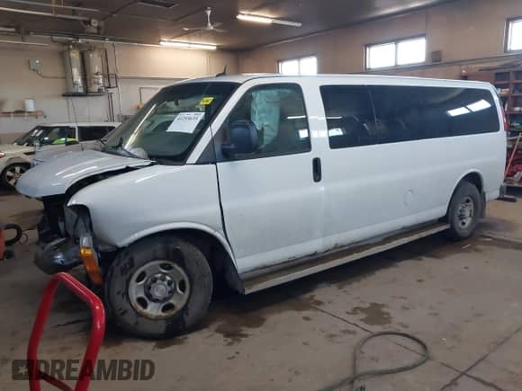 2012 Chevrolet Express Passenger 1LT z VIN 1GAZG1FG6C1160906, wystawiony jako IAAI lot #41293635 z przebiegiem 314 405 mil mil oraz . Historia ofert i sprzedaży dostępna na DreamBid. Obrazek 17.