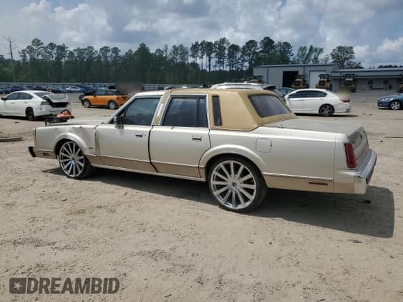 ✅ 1989 Lincoln Town Car • VIN: 1LNBM81F8KY816906 • Lot: 51316715. Wystawiony na Copart z przebiegiem 361 830 mil. Bezpłatny archiwum sprzedaży aukcyjnych z USA i szczegółowy raport historii pojazdu na DreamBid. Zdjęcie 2.
