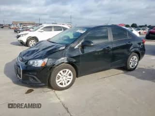 2020 Chevrolet Sonic LS z VIN 1G1JB5SB4L4135059, wystawiony jako Copart lot #60516875 z przebiegiem 60 398 mil mil oraz Szkoda całkowita • Salvage title. Historia ofert i sprzedaży dostępna na DreamBid. Obrazek 1.