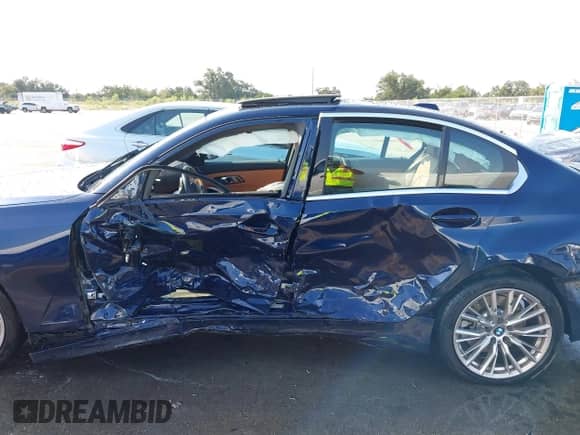 2023 BMW 3 Series 330i xDrive z VIN 3MW89FF00P8C96895, wystawiony jako IAAI lot #43223429 z przebiegiem 25 207 mil mil oraz . Historia ofert i sprzedaży dostępna na DreamBid. Obrazek 14.