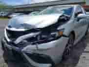 2022 Toyota Camry SE z VIN 4T1T11AK6NU643562, wystawiony jako IAAI lot #42478394 z przebiegiem 27 570 mil mil oraz . Historia ofert i sprzedaży dostępna na DreamBid. Obrazek 6.