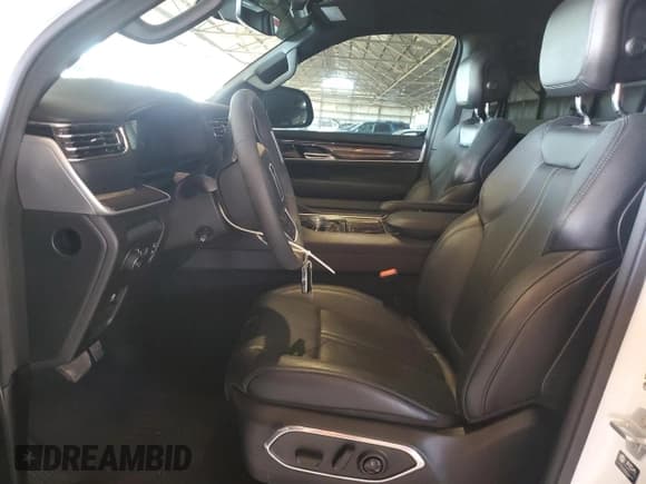 ✅ 2024 Jeep Wagoneer • VIN: 1C4SJSAP8RS110440 • Лот: 64511645. Опубликован ранее на Copart с пробегом 13 981 миль. Бесплатный доступ к архиву аукционных продаж из США и подробный отчёт об истории автомобиля на DreamBid. Изображение 7.