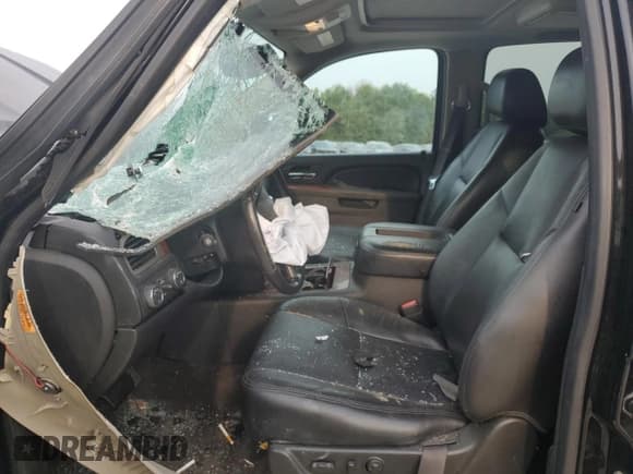 ✅ 2011 Chevrolet Suburban LTZ • VIN: 1GNSKKE30BR335704 • Lot: 70508724. Wystawiony na Copart z przebiegiem 177 324 mil. Bezpłatny archiwum sprzedaży aukcyjnych z USA i szczegółowy raport historii pojazdu na DreamBid. Zdjęcie 7.