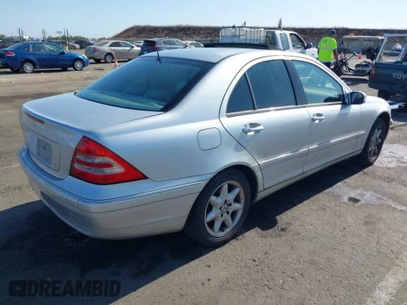 ✅ 2002 Mercedes-Benz C 230/260/280/320 • VIN: WDBRF61J62F233802 • Lot: 42574637. Wystawiony na IAAI z przebiegiem 238 810 mil. Bezpłatny archiwum sprzedaży aukcyjnych z USA i szczegółowy raport historii pojazdu na DreamBid. Zdjęcie 4.