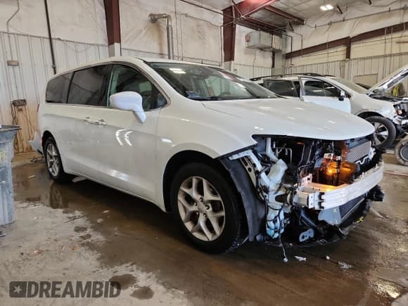 ✅ 2019 Chrysler Pacifica Touring Plus • VIN: 2C4RC1FGXKR640038 • Lot: 82352005. Wystawiony na Copart z przebiegiem 162 143 mil. Bezpłatny archiwum sprzedaży aukcyjnych z USA i szczegółowy raport historii pojazdu na DreamBid. Zdjęcie 4.