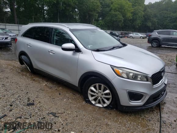 ✅ 2017 Kia Sorento LX • VIN: 5XYPG4A58HG320345 • Lot: 67308195. Wystawiony na Copart z przebiegiem 185 216 mil. Bezpłatny archiwum sprzedaży aukcyjnych z USA i szczegółowy raport historii pojazdu na DreamBid. Zdjęcie 4.