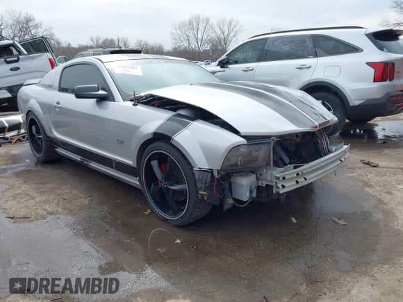 ✅ 2005 Ford Mustang GT Deluxe • VIN: 1ZVFT82H555246228 • Lot: 41827022. Listed on IAAI with 232,272 mi. Free auction sales archive from the USA and detailed vehicle history report at DreamBid. Image 1.