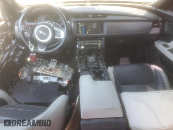 ✅ 2017 Jaguar XF S • VIN: SAJBM4BV1HCY39373 • Lot: 49671864. Wystawiony na Copart z przebiegiem 80 457 mil. Bezpłatny archiwum sprzedaży aukcyjnych z USA i szczegółowy raport historii pojazdu na DreamBid. Zdjęcie 8.