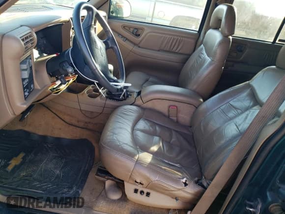 ✅ 1997 Chevrolet Blazer LS • VIN: 1GNDT13WXV2245874 • Lot: 41433485. Wystawiony na Copart z przebiegiem 166 564 mil. Bezpłatny archiwum sprzedaży aukcyjnych z USA i szczegółowy raport historii pojazdu na DreamBid. Zdjęcie 7.