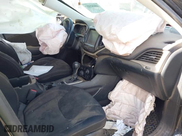 ✅ 2016 Jeep Cherokee Latitude • VIN: 1C4PJMCS7GW144460 • Lot: 40692482. Wystawiony na IAAI z przebiegiem 100 450 mil. Bezpłatny archiwum sprzedaży aukcyjnych z USA i szczegółowy raport historii pojazdu na DreamBid. Zdjęcie 5.