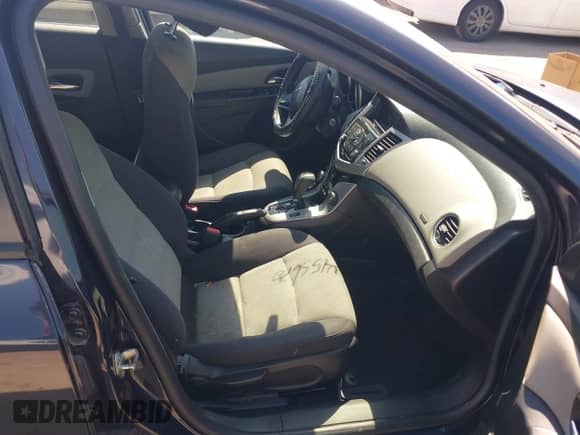 2014 Chevrolet Cruze LS z VIN 1G1PA5SH5E7290061, wystawiony jako IAAI lot #43455620 z przebiegiem 173 763 mil mil oraz . Historia ofert i sprzedaży dostępna na DreamBid. Obrazek 5.