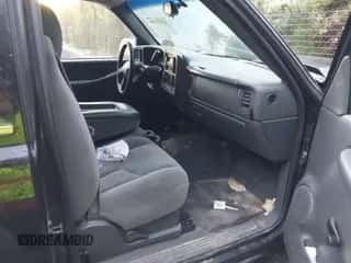 2003 Chevrolet Silverado 1500 Work Truck z VIN 1GCEC14X93Z284772, wystawiony jako IAAI lot #43580789 z przebiegiem 182 980 mil mil oraz . Historia ofert i sprzedaży dostępna na DreamBid. Obrazek 5.