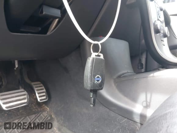 ✅ 2010 Volvo V50 R-Design • VIN: YV1672MJ4A2557403 • Lot: 41407376. Listed on IAAI with 165,004 mi. Free auction sales archive from the USA and detailed vehicle history report at DreamBid. Image 11.