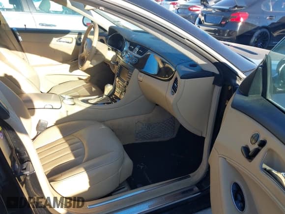 ✅ 2006 Mercedes-Benz CLS 500 • VIN: WDDDJ75X76A075204 • Лот: 43918252. Опубликован ранее на IAAI с пробегом 174 745 миль. Бесплатный доступ к архиву аукционных продаж из США и подробный отчёт об истории автомобиля на DreamBid. Изображение 5.