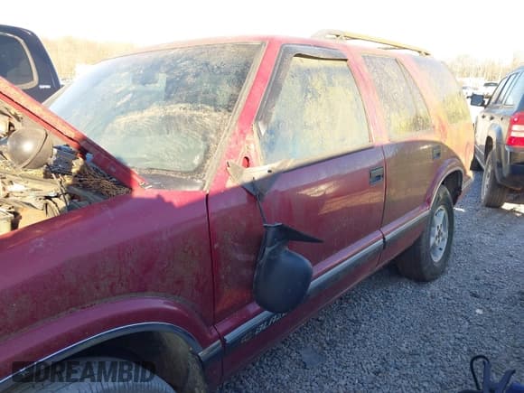 ✅ 1997 Chevrolet Blazer LS • VIN: 1GNDT13W3V2232285 • Lot: 41710231. Wystawiony na IAAI z przebiegiem 1 930 079 mil. Bezpłatny archiwum sprzedaży aukcyjnych z USA i szczegółowy raport historii pojazdu na DreamBid. Zdjęcie 6.