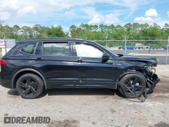 ✅ 2024 Volkswagen Tiguan SE R-Line Black • VIN: 3VVCB7AX9RM199007 • Lot: 42670002. Listed on IAAI with 11,298 mi. Free auction sales archive from the USA and detailed vehicle history report at DreamBid. Image 13.