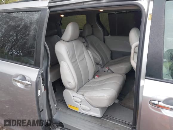 ✅ 2011 Toyota Sienna XLE • VIN: 5TDYK3DC8BS001951 • Lot: 43776325. Listed on IAAI with 173,254 mi. Free auction sales archive from the USA and detailed vehicle history report at DreamBid. Image 8.