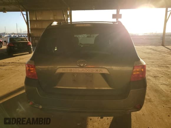 ✅ 2010 Toyota Highlander • VIN: 5TDZK3EH2AS003305 • Lot: 82726405. Listed on Copart with 224,381 mi. Free auction sales archive from the USA and detailed vehicle history report at DreamBid. Image 6.