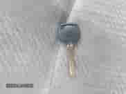 2006 Toyota Highlander z VIN JTEGD21A960147203, wystawiony jako IAAI lot #42781846 z przebiegiem 224 326 mil mil oraz . Historia ofert i sprzedaży dostępna na DreamBid. Obrazek 11.