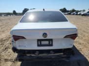 ✅ 2024 Volkswagen Jetta SE • VIN: 3VW7M7BU9RM051127 • Lot: 86662665. Wystawiony na Copart z przebiegiem Nie podano. Bezpłatny archiwum sprzedaży aukcyjnych z USA i szczegółowy raport historii pojazdu na DreamBid. Zdjęcie 6.