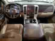 2010 Dodge 1500 Laramie z VIN 1D7RV1GT8AS210761, wystawiony jako Copart lot #42701045 z przebiegiem 177 696 mil mil oraz Szkoda całkowita • Salvage title. Historia ofert i sprzedaży dostępna na DreamBid. Obrazek 8.