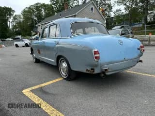 ✅ 1959 Mercedes-Benz 220 • VIN: A1800108513254 • Lot: 59271165. Wystawiony na Copart z przebiegiem 8 085 mil. Bezpłatny archiwum sprzedaży aukcyjnych z USA i szczegółowy raport historii pojazdu na DreamBid. Zdjęcie 2.