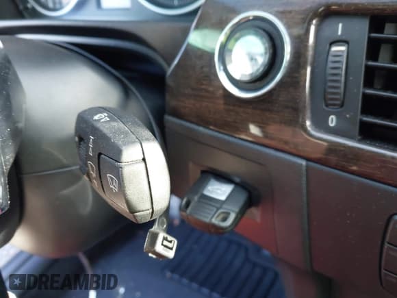 ✅ 2011 BMW 3 Series 335i xDrive • VIN: WBAKF9C54BE620307 • Lot: 41286004. Wystawiony na IAAI z przebiegiem 98 532 mil. Bezpłatny archiwum sprzedaży aukcyjnych z USA i szczegółowy raport historii pojazdu na DreamBid. Zdjęcie 11.