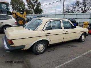 ✅ 1983 Mercedes-Benz 240 • VIN: WDBAB23A6DB379142 • Lot: 79520254. Wystawiony na Copart z przebiegiem 306 453 mil. Bezpłatny archiwum sprzedaży aukcyjnych z USA i szczegółowy raport historii pojazdu na DreamBid. Zdjęcie 3.
