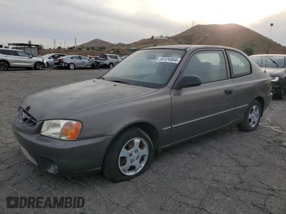 2001 Hyundai Accent GS z VIN KMHCG35C81U141661, wystawiony jako Copart lot #84124804 z przebiegiem 38 318 mil mil oraz Czysty tytuł • Clean title. Historia ofert i sprzedaży dostępna na DreamBid. Obrazek 1.