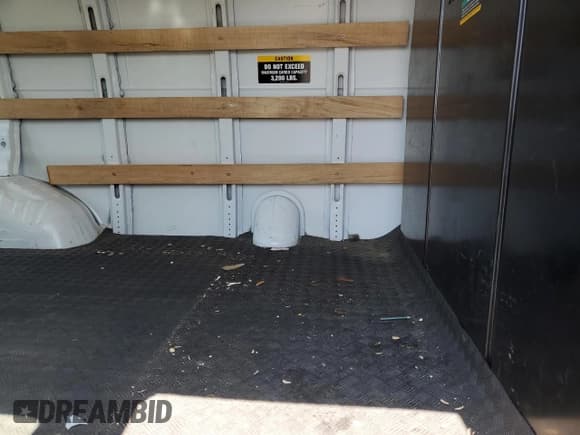 ✅ 2021 Chevrolet Express Cargo • VIN: 1GCWGAF73M1226274 • Lot: 60321655. Wystawiony na Copart z przebiegiem 9 039 mil. Bezpłatny archiwum sprzedaży aukcyjnych z USA i szczegółowy raport historii pojazdu na DreamBid. Zdjęcie 11.