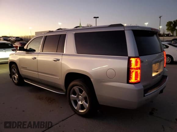 ✅ 2017 Chevrolet Suburban Premier • VIN: 1GNSKJKC9HR179251 • Lot: 80099644. Wystawiony na Copart z przebiegiem 102 001 mil. Bezpłatny archiwum sprzedaży aukcyjnych z USA i szczegółowy raport historii pojazdu na DreamBid. Zdjęcie 2.