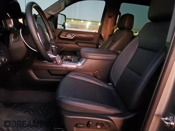 ✅ 2024 Chevrolet Silverado 2500HD LTZ • VIN: 2GC4YPEY0R1173987 • Lot: 86664225. Wystawiony na Copart z przebiegiem 14 504 mil. Bezpłatny archiwum sprzedaży aukcyjnych z USA i szczegółowy raport historii pojazdu na DreamBid. Zdjęcie 7.