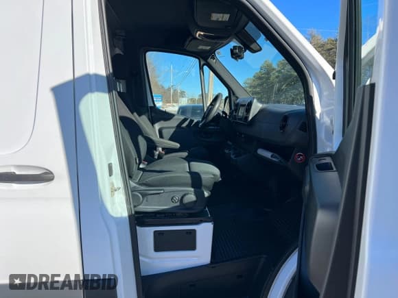 ✅ 2019 Mercedes-Benz Sprinter • VIN: WD4PE7ED5KT012611 • Lot: 48010215. Wystawiony na Copart z przebiegiem 220 836 mil. Bezpłatny archiwum sprzedaży aukcyjnych z USA i szczegółowy raport historii pojazdu na DreamBid. Zdjęcie 5.