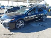 ✅ 2020 Toyota Camry SE • VIN: 4T1G11AK2LU882203 • Lot: 43458041. Wystawiony na IAAI z przebiegiem 180 472 mil. Bezpłatny archiwum sprzedaży aukcyjnych z USA i szczegółowy raport historii pojazdu na DreamBid. Zdjęcie 2.