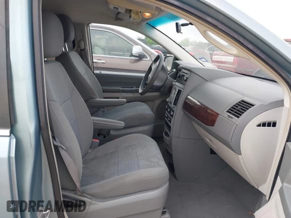 ✅ 2010 Chrysler Town & Country LX • VIN: 2A4RR2D1XAR376430 • Lot: 42317617. Wystawiony na IAAI z przebiegiem 126 450 mil. Bezpłatny archiwum sprzedaży aukcyjnych z USA i szczegółowy raport historii pojazdu na DreamBid. Zdjęcie 5.