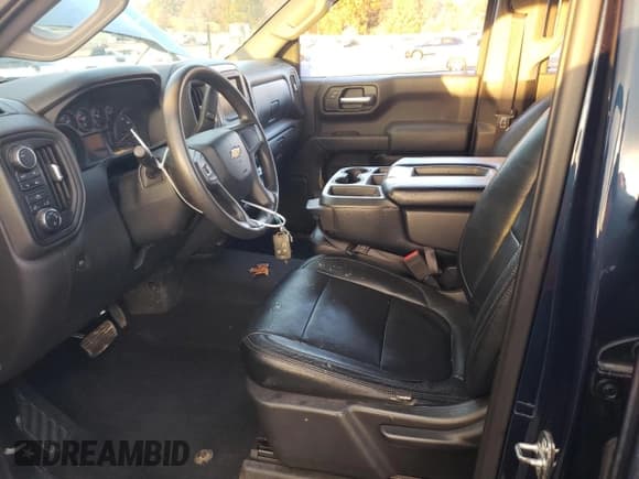 ✅ 2019 Chevrolet Silverado 1500 Custom • VIN: 3GCUYBEF0KG700103 • Lot: 78824654. Wystawiony na Copart z przebiegiem 69 011 mil. Bezpłatny archiwum sprzedaży aukcyjnych z USA i szczegółowy raport historii pojazdu na DreamBid. Zdjęcie 7.