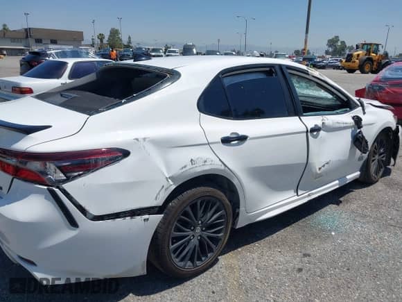 2022 Toyota Camry SE z VIN 4T1T11AK9NU047717, wystawiony jako IAAI lot #42316618 z przebiegiem 86 410 mil mil oraz . Historia ofert i sprzedaży dostępna na DreamBid. Obrazek 18.