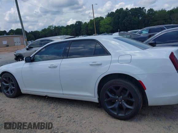 ✅ 2021 Chrysler 300 S • VIN: 2C3CCABG5MH634303 • Lot: 42794120. Listed on IAAI with 94,597 mi. Free auction sales archive from the USA and detailed vehicle history report at DreamBid. Image 14.