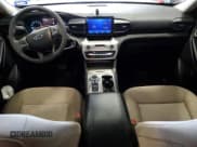 ✅ 2022 Ford Explorer • VIN: 1FMSK7BH8NGA18125 • Lot: 52242975. Wystawiony na Copart z przebiegiem 35 127 mil. Bezpłatny archiwum sprzedaży aukcyjnych z USA i szczegółowy raport historii pojazdu na DreamBid. Zdjęcie 8.