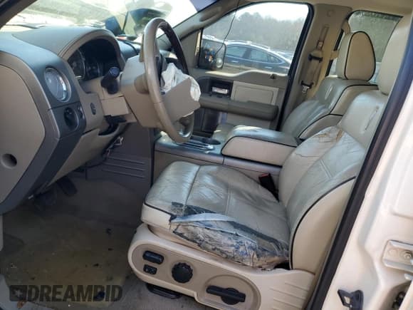 ✅ 2024 Lincoln Mark LT • VIN: 5LTPW16527FJ05777 • Lot: 46842065. Wystawiony na Copart z przebiegiem 115 139 mil. Bezpłatny archiwum sprzedaży aukcyjnych z USA i szczegółowy raport historii pojazdu na DreamBid. Zdjęcie 7.