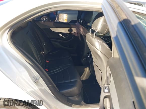 ✅ 2016 Mercedes-Benz C 300 • VIN: 55SWF4KB5GU105108 • Lot: 43705564. Wystawiony na IAAI z przebiegiem 206 994 mil. Bezpłatny archiwum sprzedaży aukcyjnych z USA i szczegółowy raport historii pojazdu na DreamBid. Zdjęcie 8.